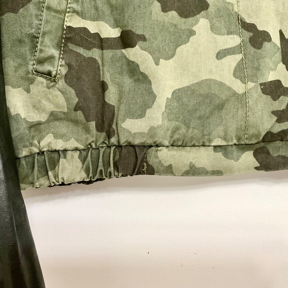 Levi's Women's Army Green Camouflage Jacket with Black Faux Leather Sleeves Sz M - Picture 5 of 11